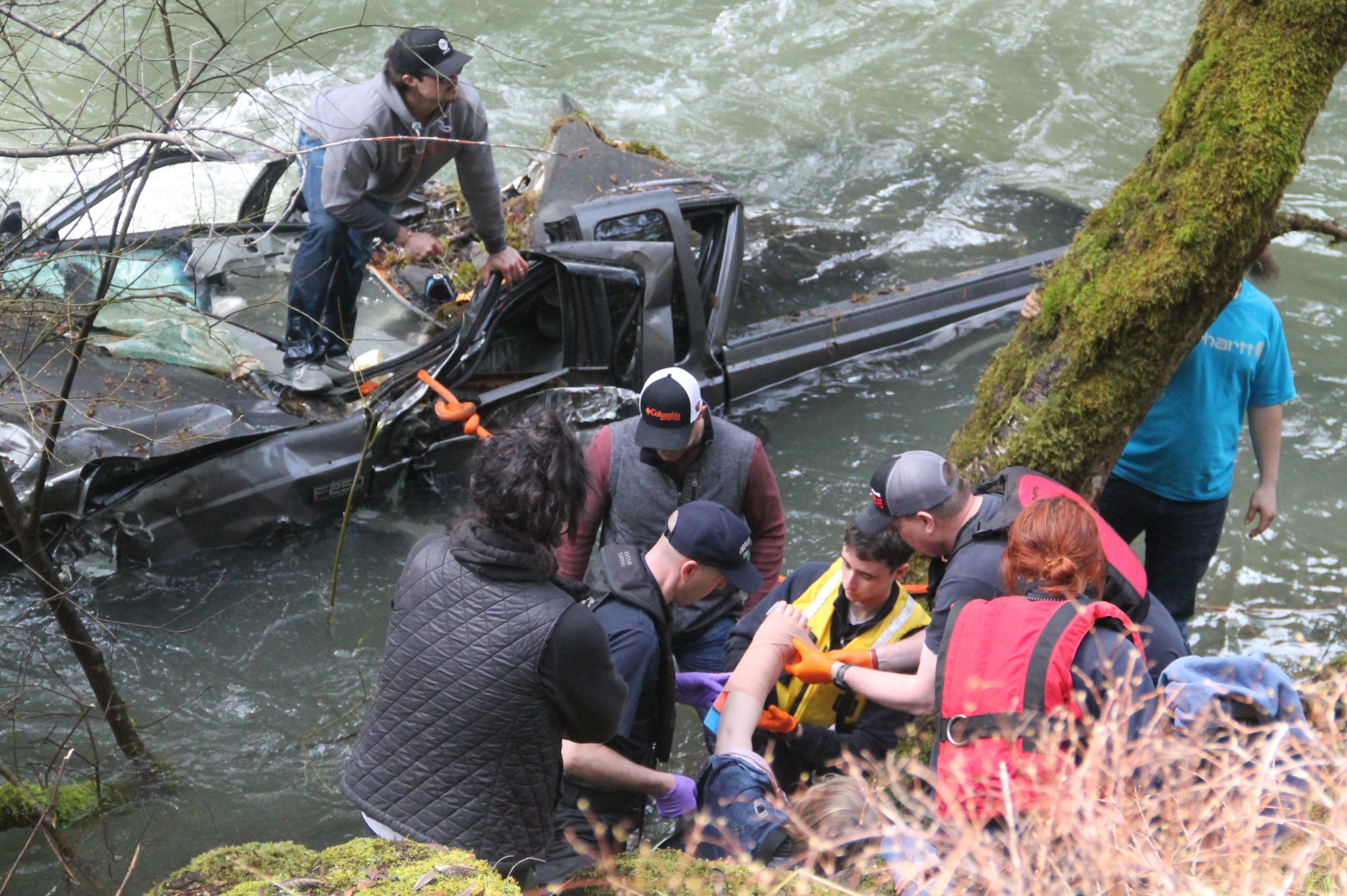 Driver rescued by good Samaritans after truck plunges into river - The ...